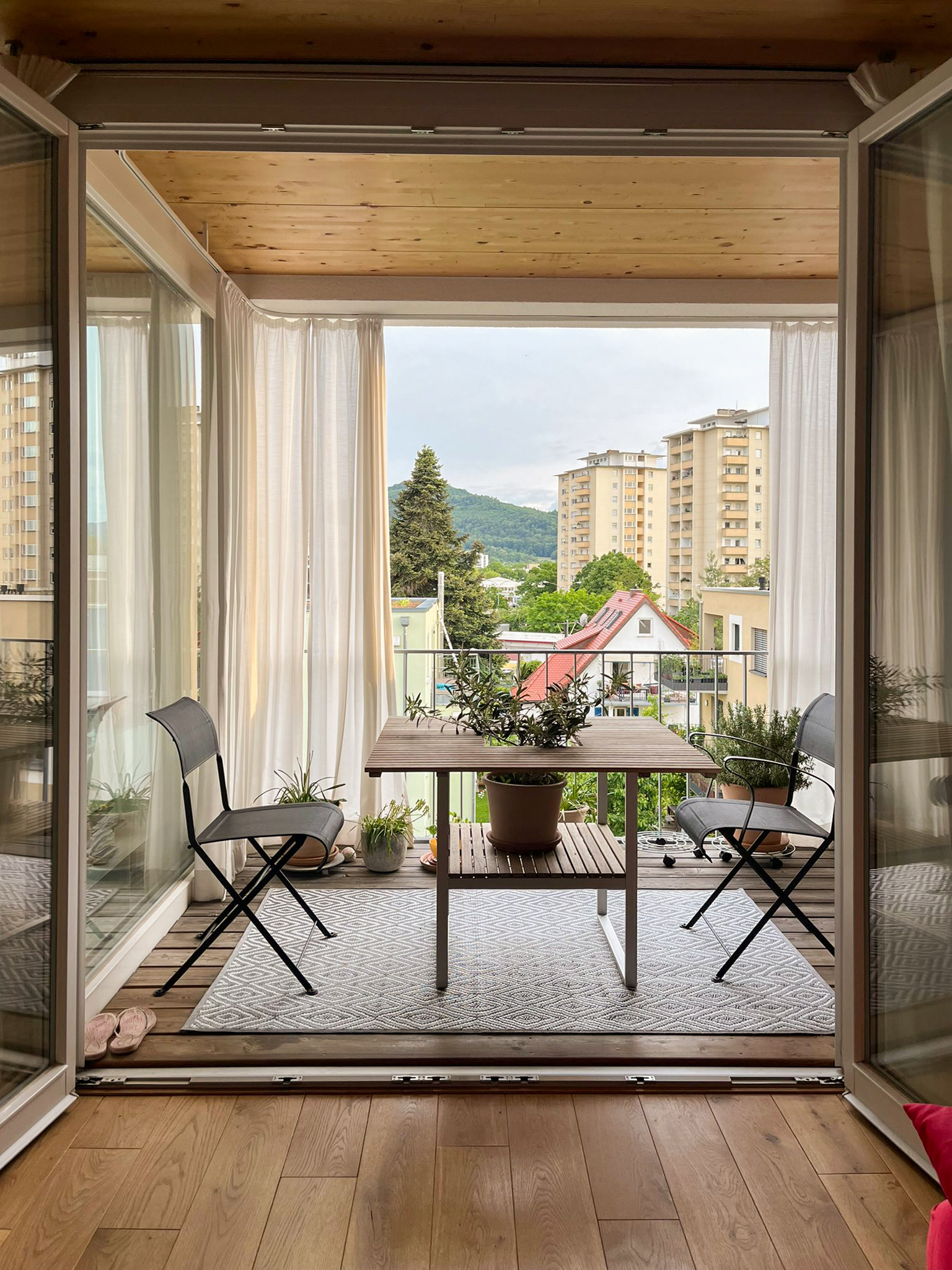 'Zimmer im Außen' - <br> Eine Loggia als Zwischenzone beim Projekt Gutleutmatten.